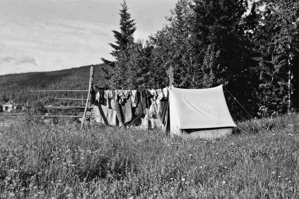Tält och sovsäckar torkas utanför Torgås.