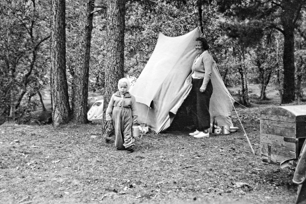Gunnar och hans mamma Wivan vid tältet vid Kroken.