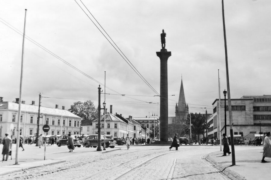 Gunnar och hans mamma Wivan vid vägens högsta punkt, 1026,1 m.