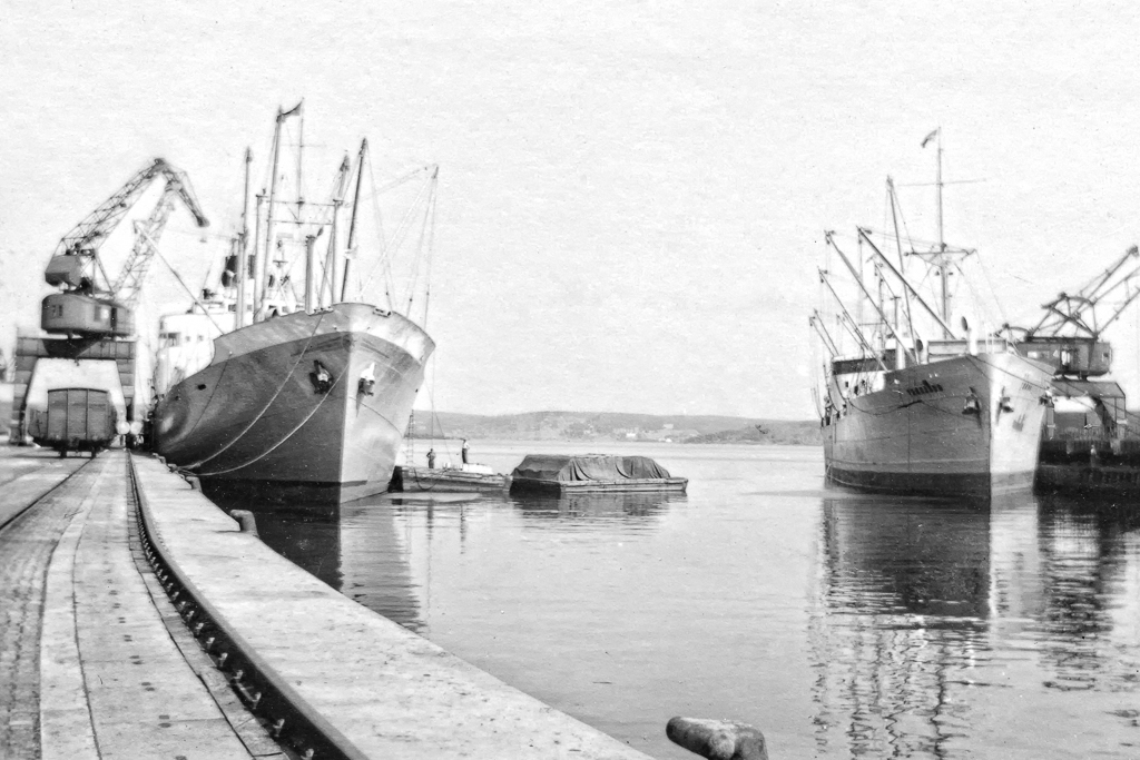 Lastning av papper i Sundsvalls hamn.