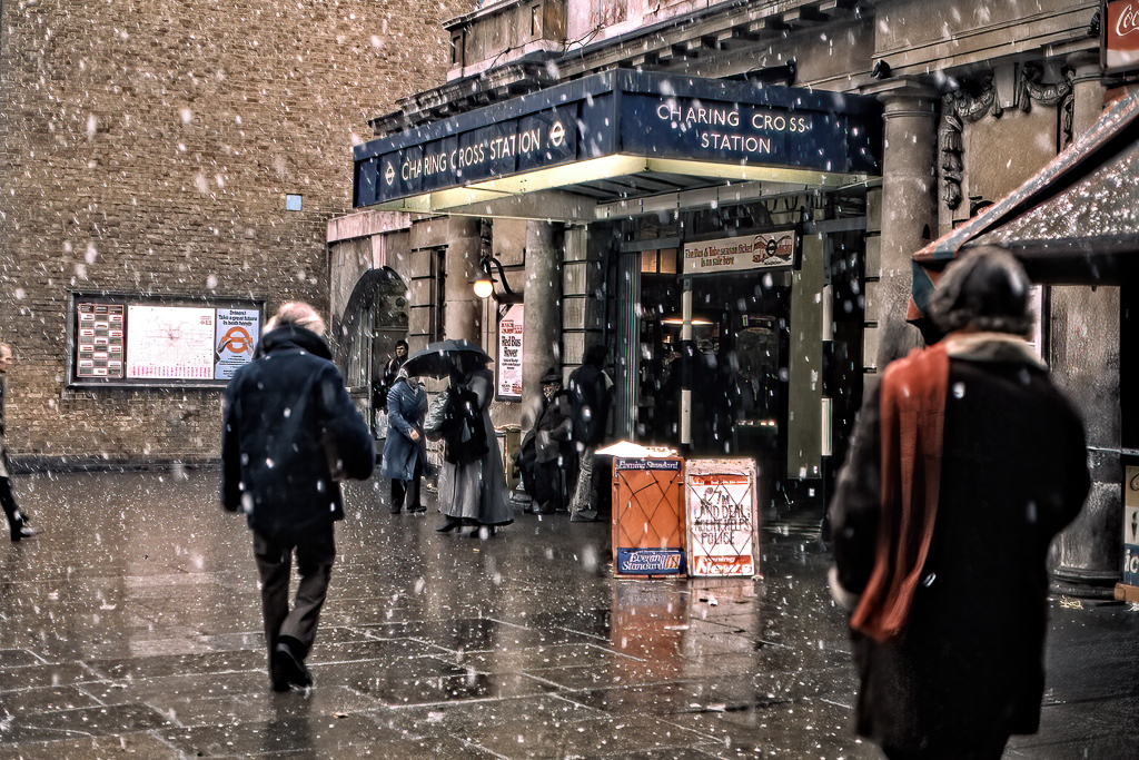 Snöfall vid Charing Cross Station.
