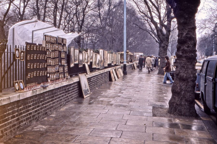 Konstmarknad vid Hyde Park en regnig vinterdag.